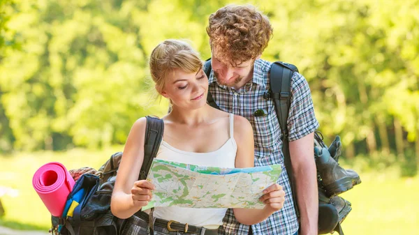 Hiking backpacking couple reading map on trip. — Stock Photo, Image