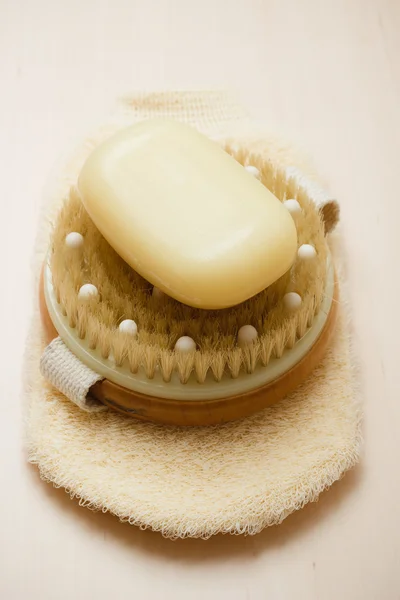 Savon brosse pour le corps et gant gommage — Photo