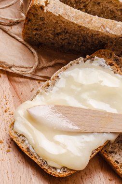 Natürmort taze ekmek tereyağı ve bal ile