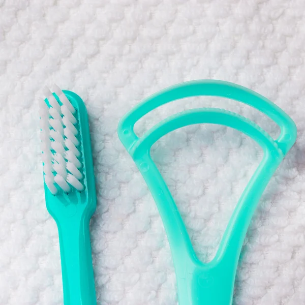 Зеленая зубная щетка с чистящим средством для языка — стоковое фото