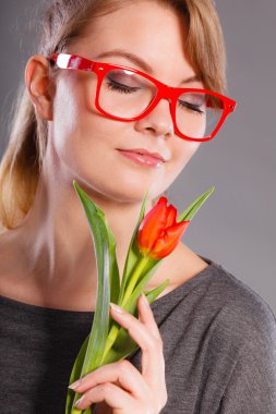 Sevimli kadın çiçek hissediyorum barış kokan.