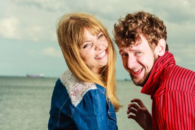 Çift rahatlatıcı deniz kıyısında