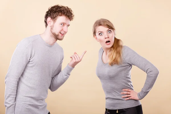 Pasangan muda emosional berdebat — Stok Foto