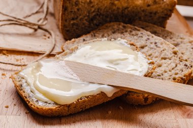 Tereyağlı ve ballı taze ekmek