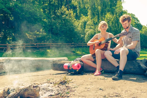 Молодая пара кемпинг с гитарой — стоковое фото