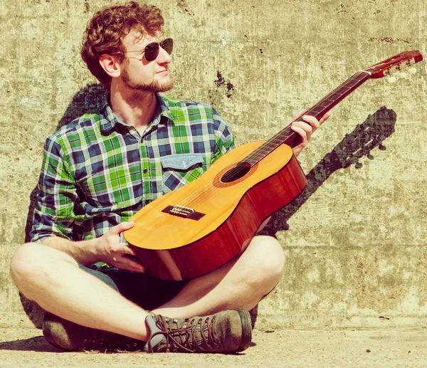 Man met de gitaar buiten — Stockfoto