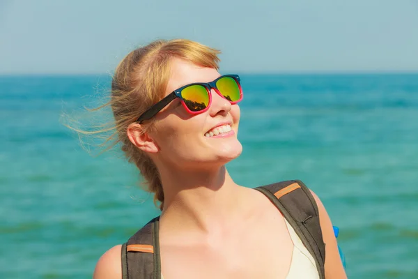 Genç gülümseyen kadın güneş gözlüğü — Stok fotoğraf