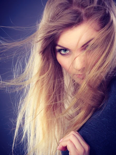 Donna bionda con i capelli ondulati — Foto Stock