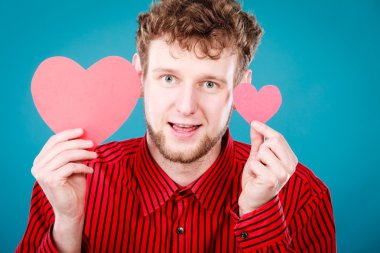 Kağıt kalp tutan çocuk