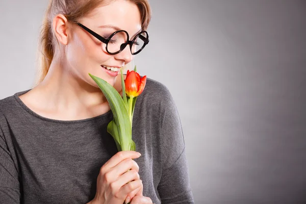 Förtjusande kvinna att lukta blomma — Stockfoto