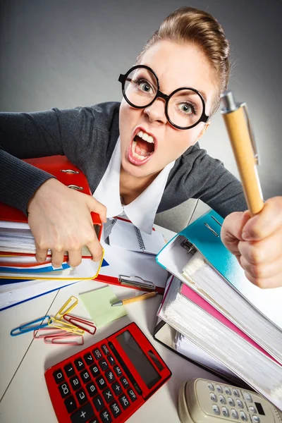 Genç kadın evrak gerçekleştirme