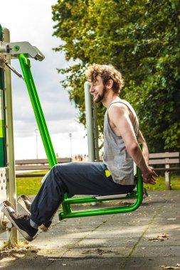 Adam bacak basın üzerinde egzersiz