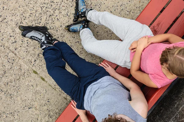 Junge Leute entspannen sich auf Bank — Stockfoto