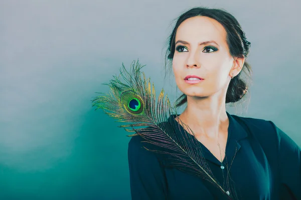 Chica con la pluma de pavo real —  Fotos de Stock