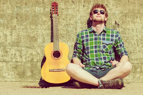 Homem com guitarra ao ar livre — Fotografia de Stock