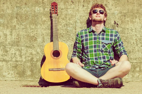 Uomo con chitarra esterna — Foto Stock