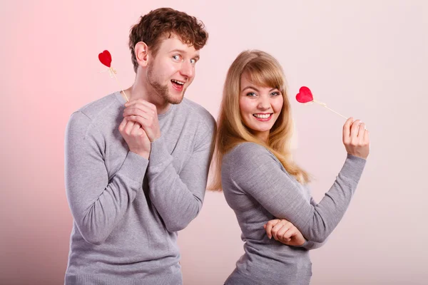 Casal feliz encantador com corações — Fotografia de Stock