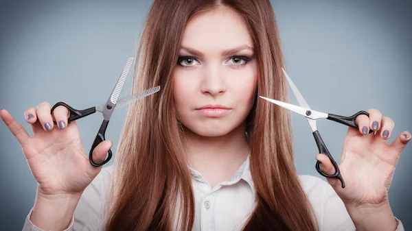 Профессиональные парикмахерские ножницы с двумя руками — стоковое фото