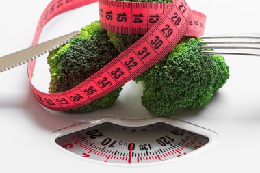 Kasette ağırlık ölçek ölçme ile brokoli. Diyet