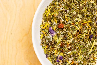 Kurutulmuş bitki yaprakları kase