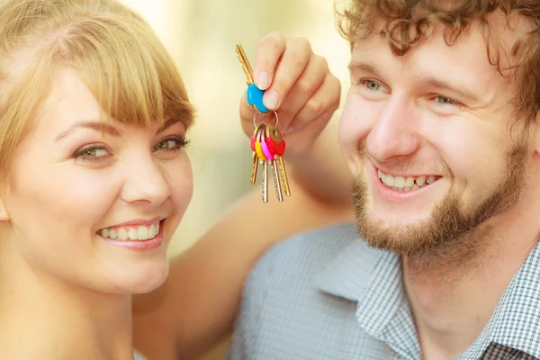 Couple showing their new house keys — Stock Photo, Image