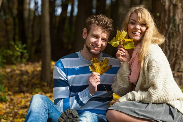 Para relaksujący w jesienny park — Zdjęcie stockowe
