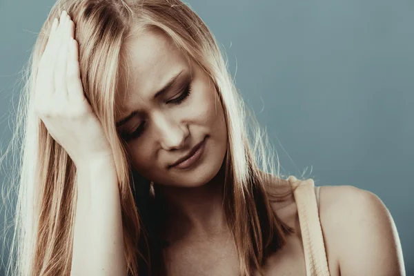 Frau leidet unter Kopfschmerzen — Stockfoto