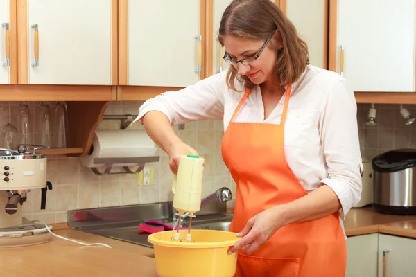 Mujer usando mezclador en cocina —  Fotos de Stock