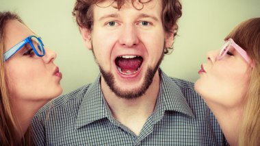 Adamı öperken iki güzel kadın