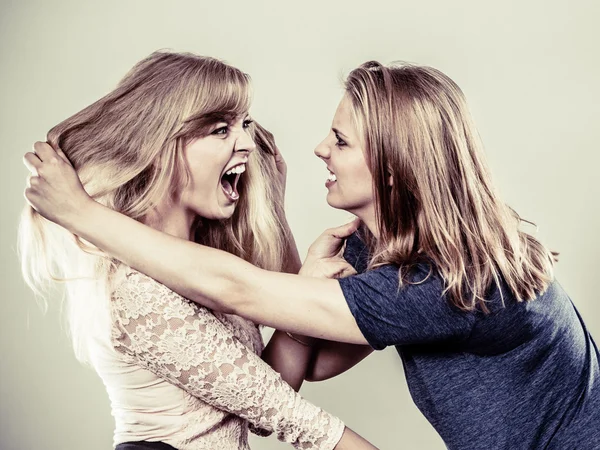 Vrouwen vechten elkaar — Stockfoto