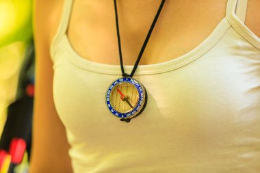 Pusula kolye kadınla