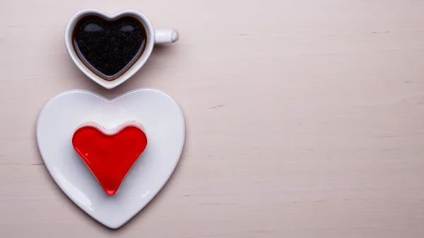 Copa de café en forma de corazón y pastel —  Fotos de Stock