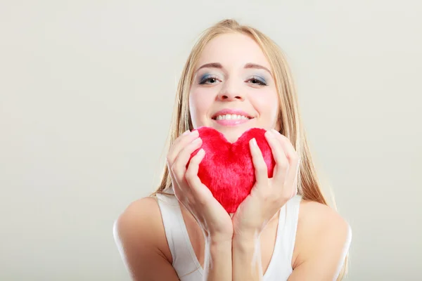 Mujer sonriente sosteniendo el corazón rojo —  Fotos de Stock