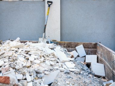 Moloz yığını içinde maça