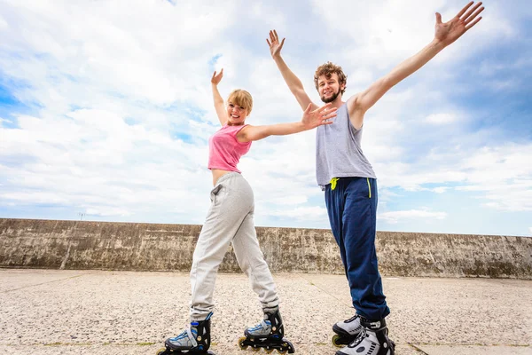 Dos personas en patines — Foto de Stock