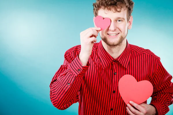 Junge verliebt in rote Herzen — Stockfoto