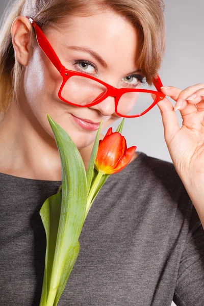 Schoonheid vrouw met tulip bloem — Stockfoto