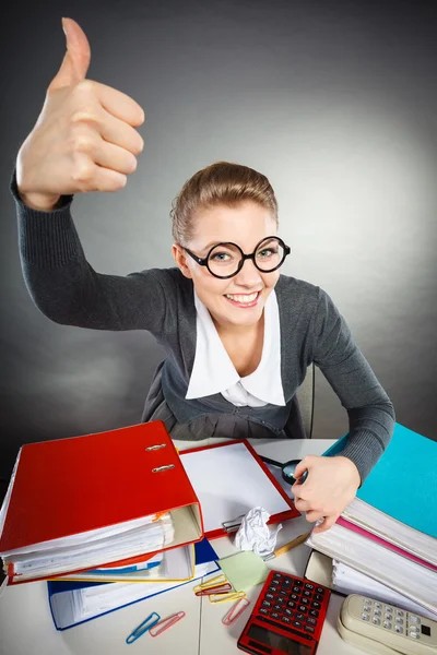 Cheerful office girl giving thumb up — Stock Photo, Image