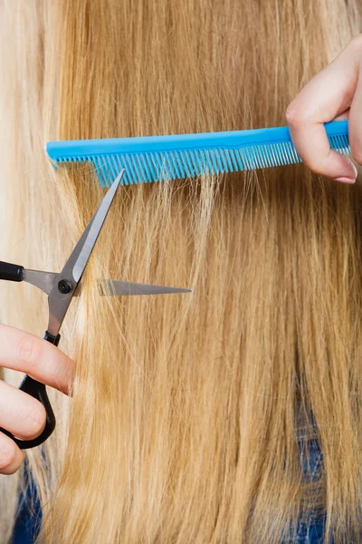 Женщина стрижет гладкие волосы — стоковое фото