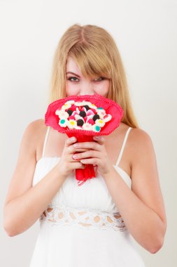 Şeker ile mutlu kadın