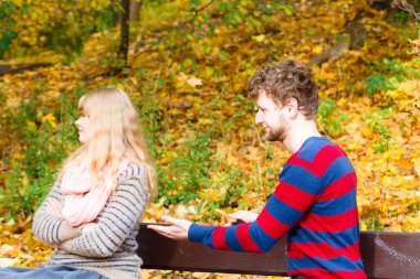 İki kişi n park savunarak