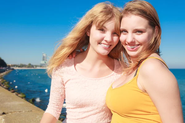 Deux femmes s'amusent en plein air — Photo