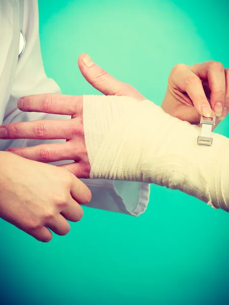 Läkare bandage Stukad handled — Stockfoto