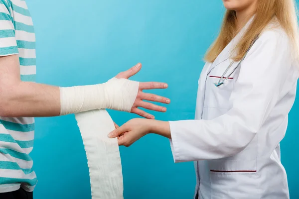 Läkare bandage Stukad handled — Stockfoto