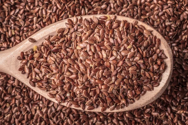 Semillas de lino sobre cuchara de madera — Foto de Stock