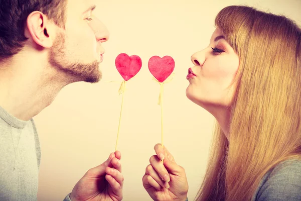 Preciosa pareja feliz con corazones — Foto de Stock