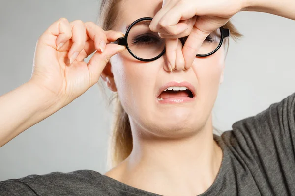 Mädchen kneift sich die Nase — Stockfoto