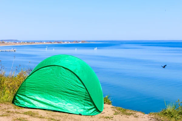 Туристическая палатка в природной зоне — стоковое фото