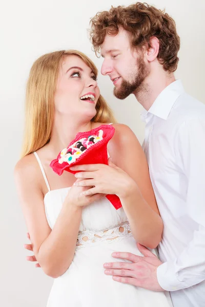 Casal amoroso com doces — Fotografia de Stock