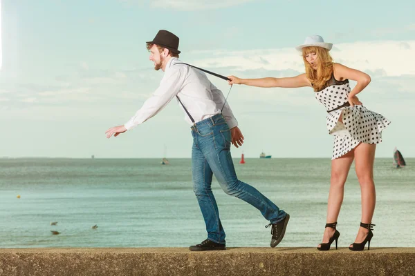 Ouple spelen door Zeekust — Stockfoto